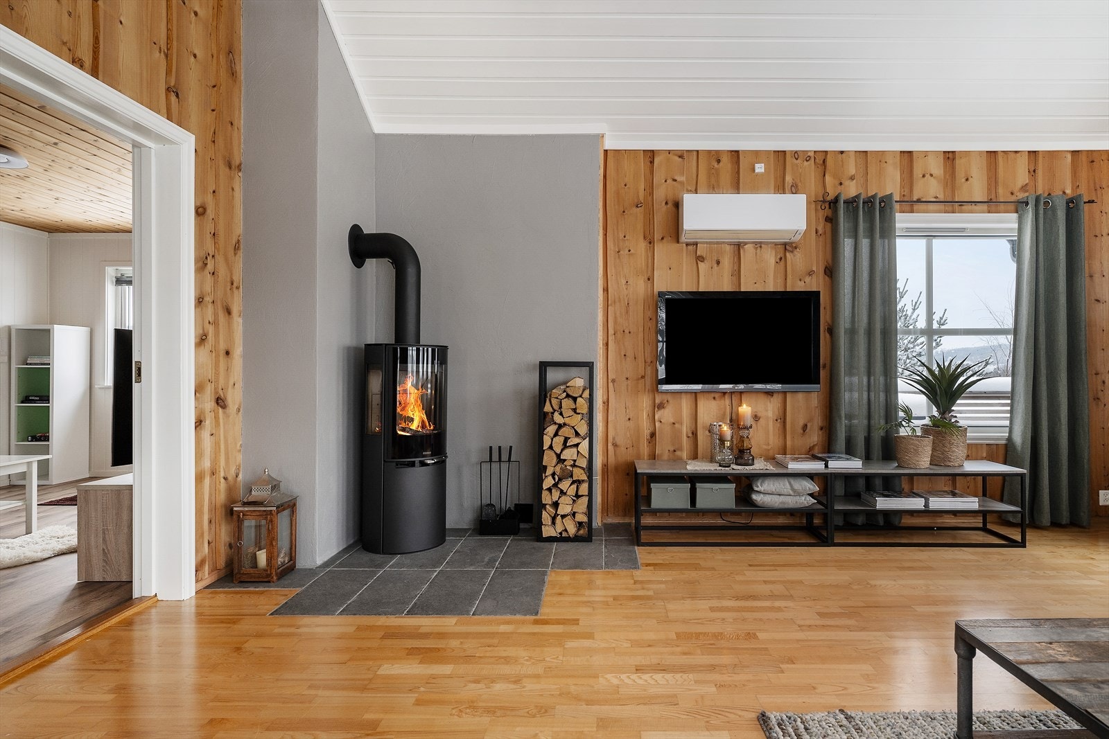 Vedovn bidrar med jevn varme og hyggelig atmosfære. Galleribilde