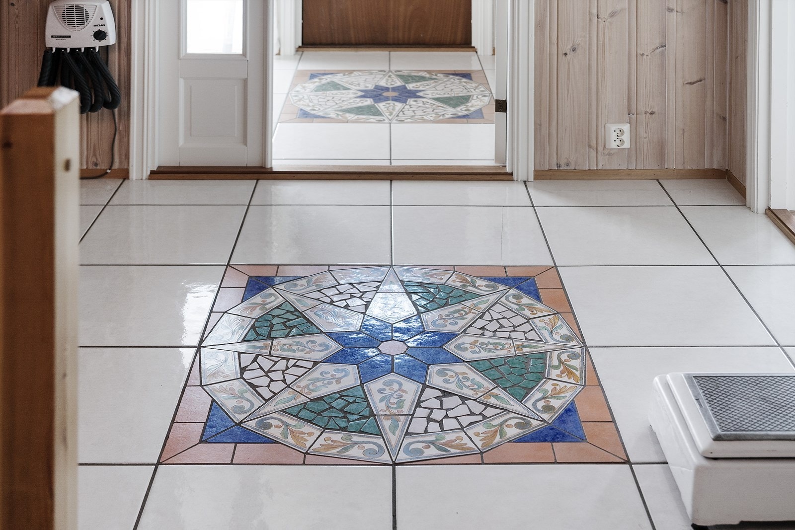 Flisene med mønster gir entréen et unikt og dekorativt gulv som fremhever rommets karakter Galleribilde