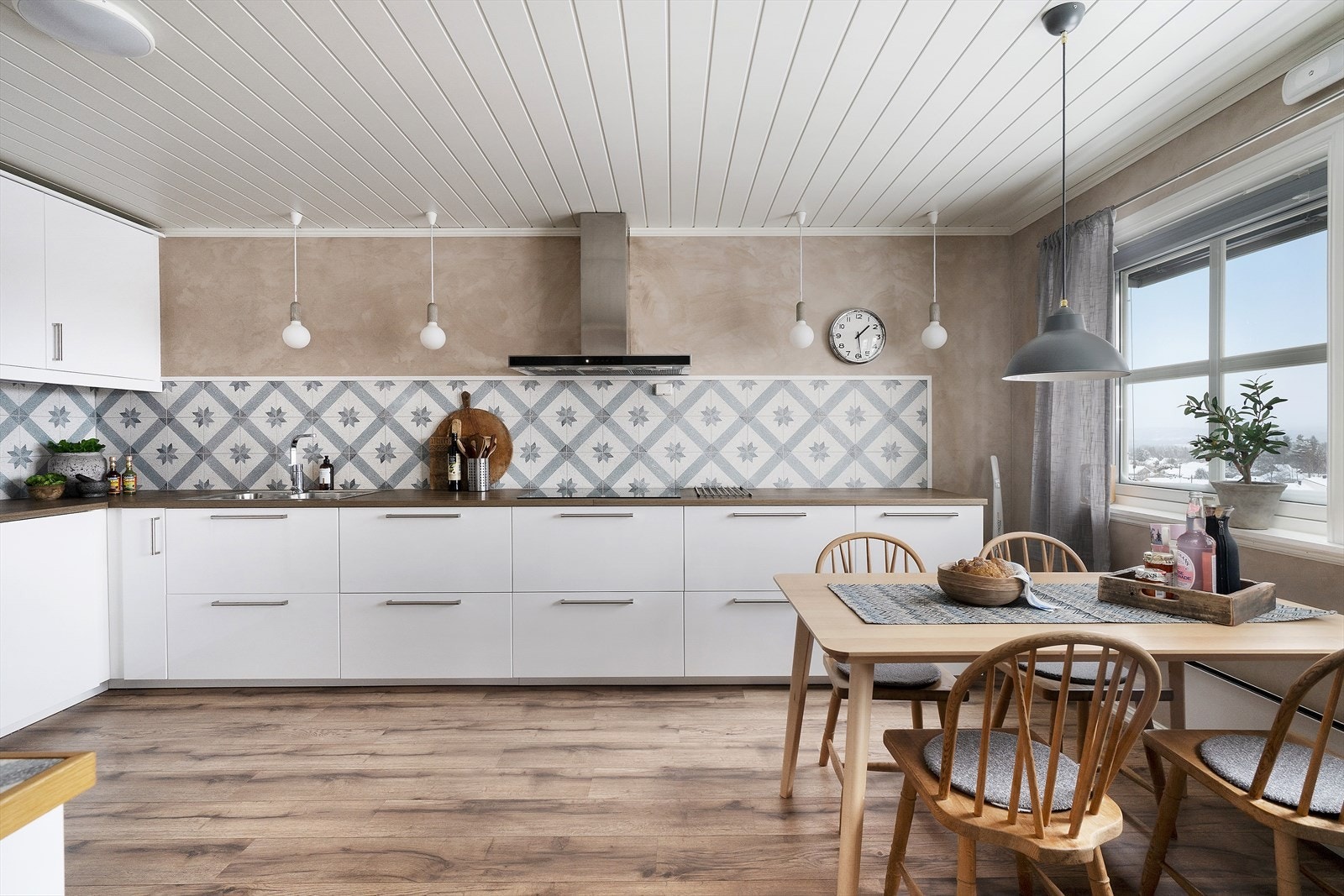 Slette fronter og laminat benkeplate gir kjøkkenet en ryddig arbeidsflate Galleribilde