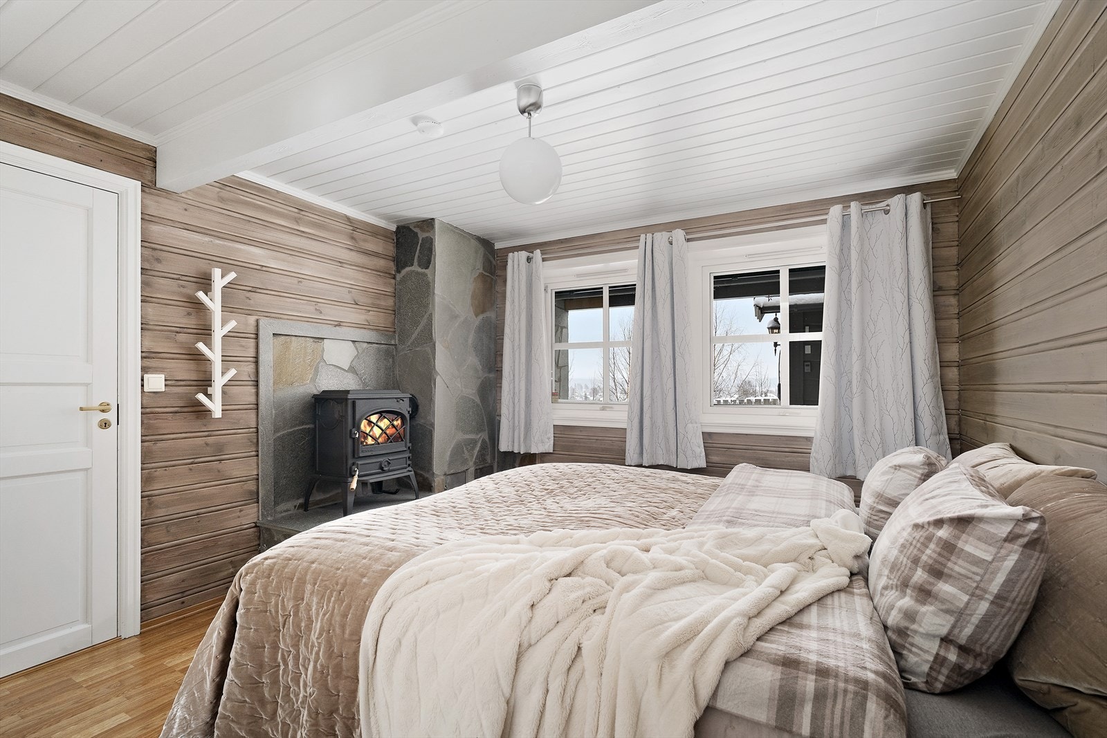 Vedovn i rommet gir effektiv oppvarming og en koselig stemning Galleribilde