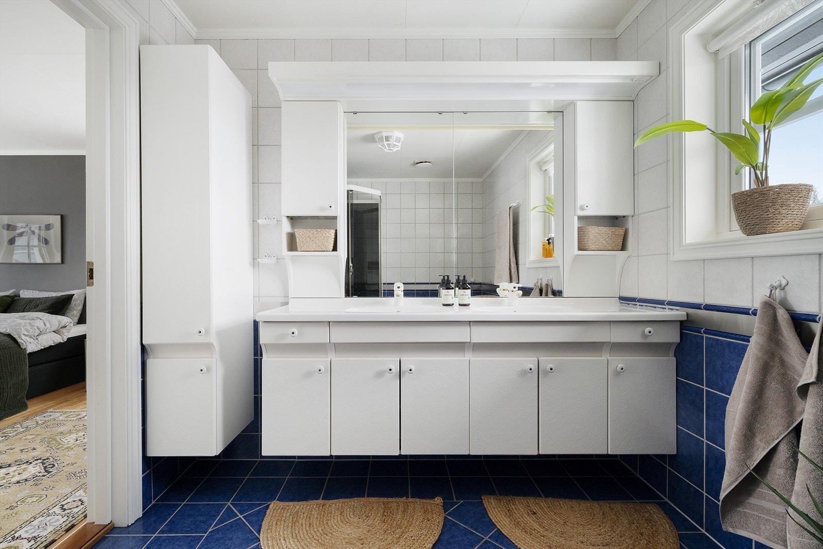 Nedsenkede servanter med speil og belysning gir et praktisk bad med god oppbevaring. Galleribilde