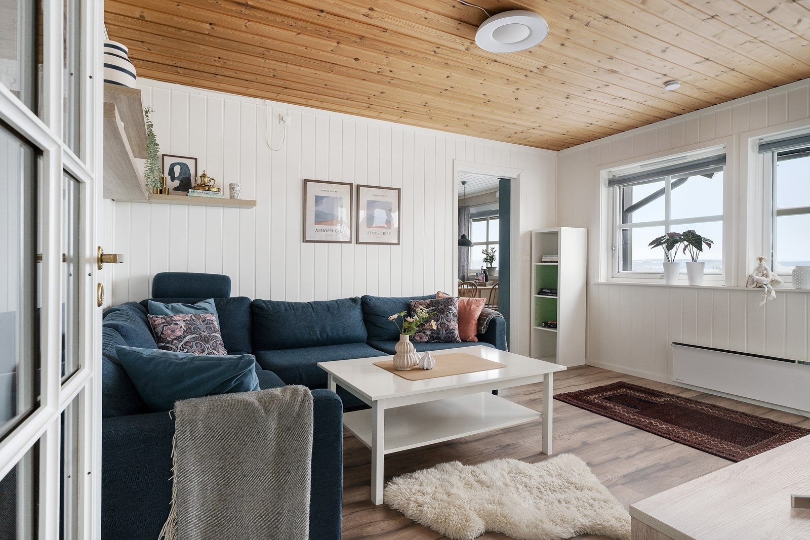 Koselig tv-stue med naturlig lys, lune materialvalg og god plass til møblering. Galleribilde