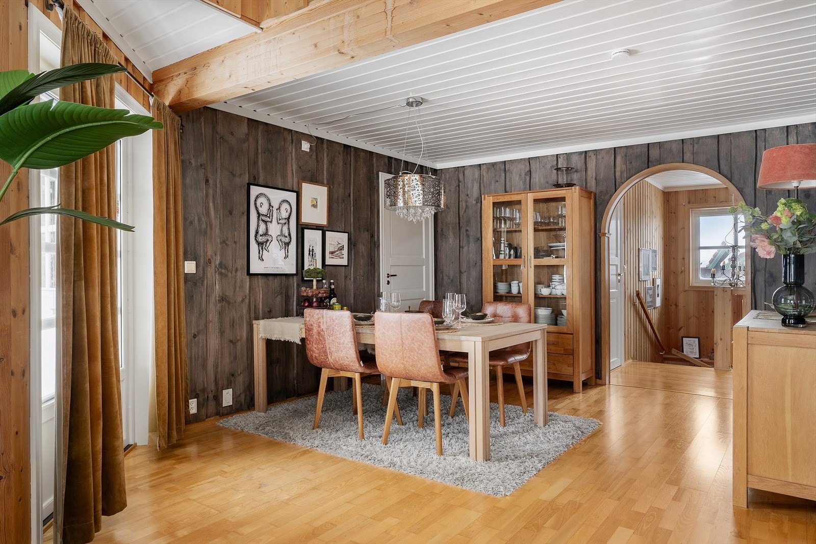 Spisestuen har plass til stort spisebord og oppbevaringsskap. Galleribilde