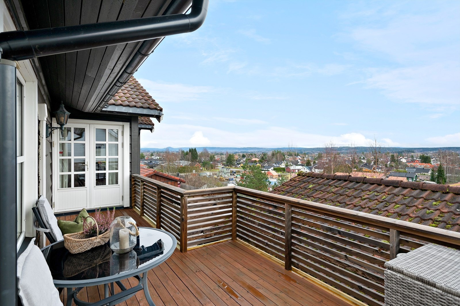 Fra balkongen er det vakker utsikt over nærområdet Galleribilde