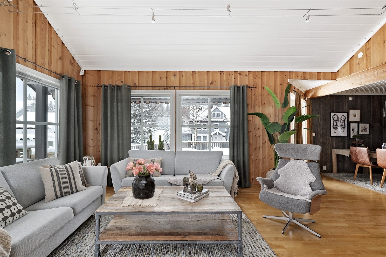 Peis og trepanelvegger skaper et robust og innbydende miljø Galleribilde