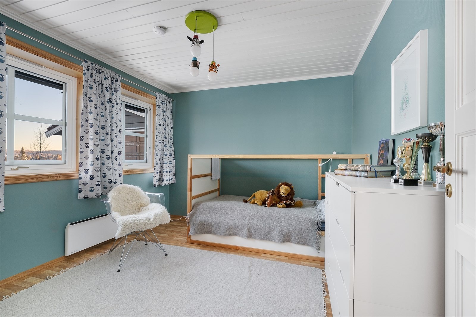 To vinduer gir rikelig med naturlig lys til barnerommet Galleribilde