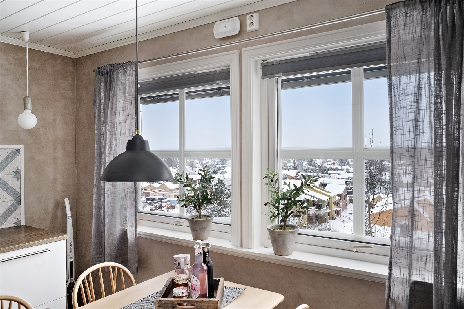 Store vinduer gir godt utsyn til nærområdet og slipper inn naturlig lys. Galleribilde