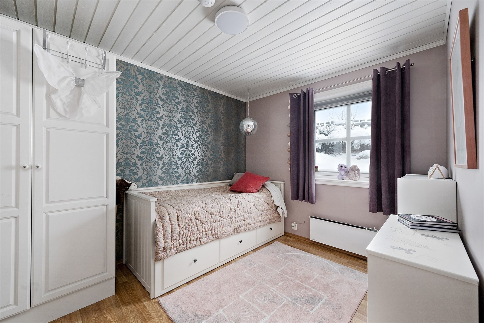 Laminatgulv og slette vegger gir et ryddig og praktisk soverom Galleribilde