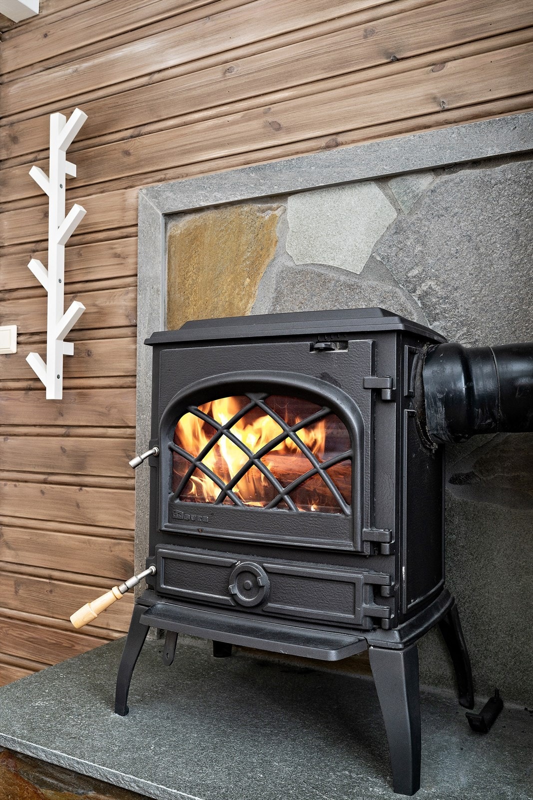 Vedovn gir effektiv oppvarming og skaper en hyggelig atmosfære i rommet Galleribilde