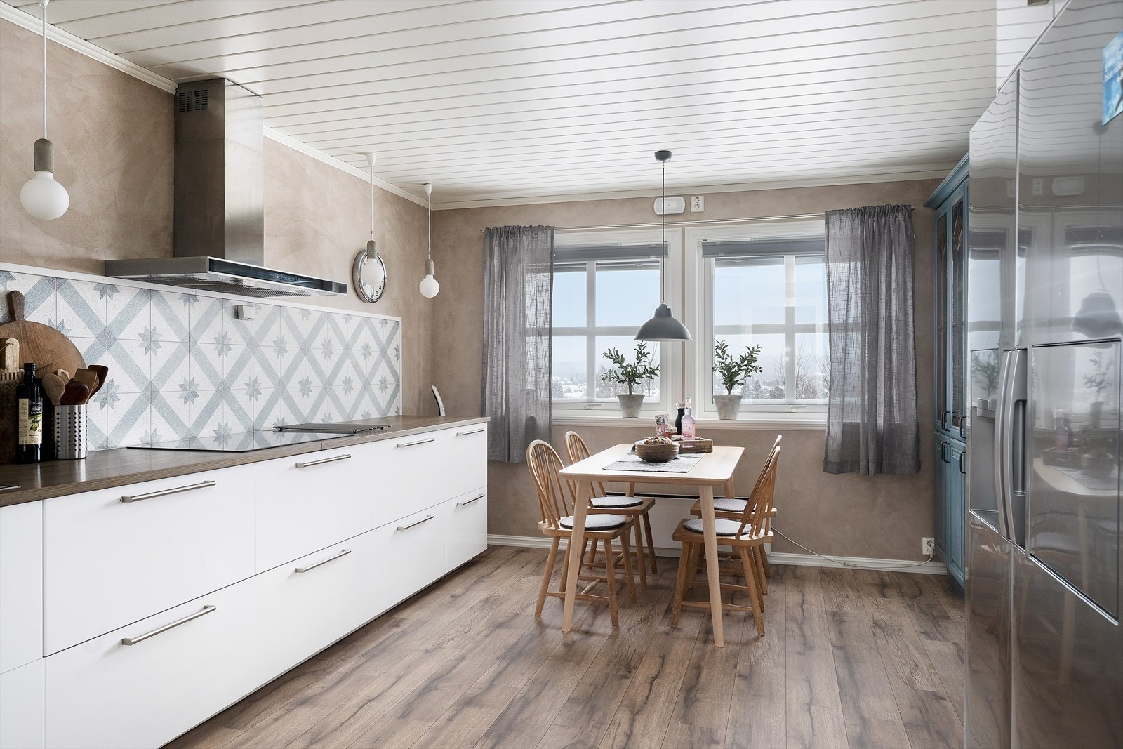 Spiseplassen er plassert ved vinduet for å nyte utsikten under måltider Galleribilde