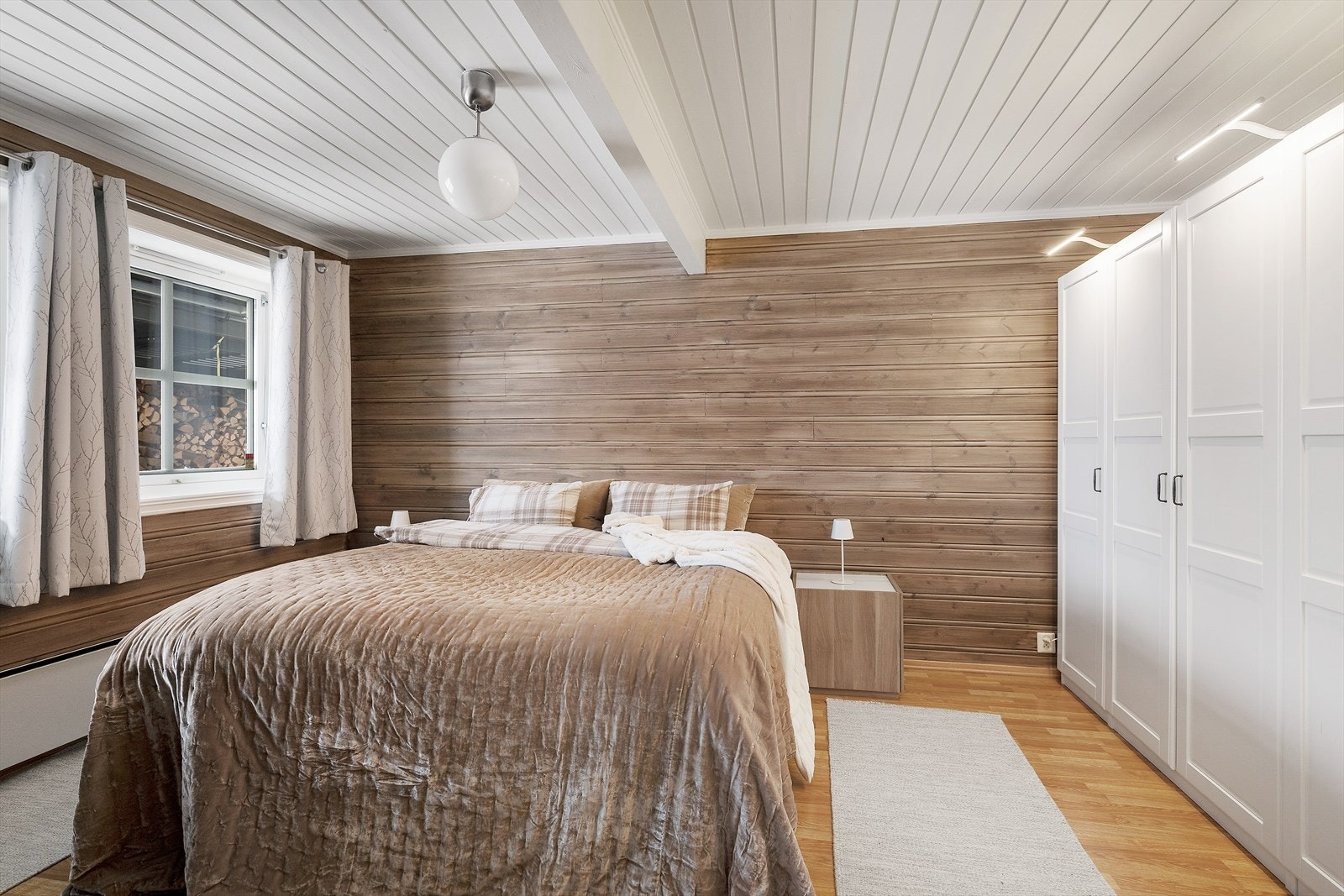 Trepanel på veggene skaper en varm og naturlig atmosfære i rommet Galleribilde