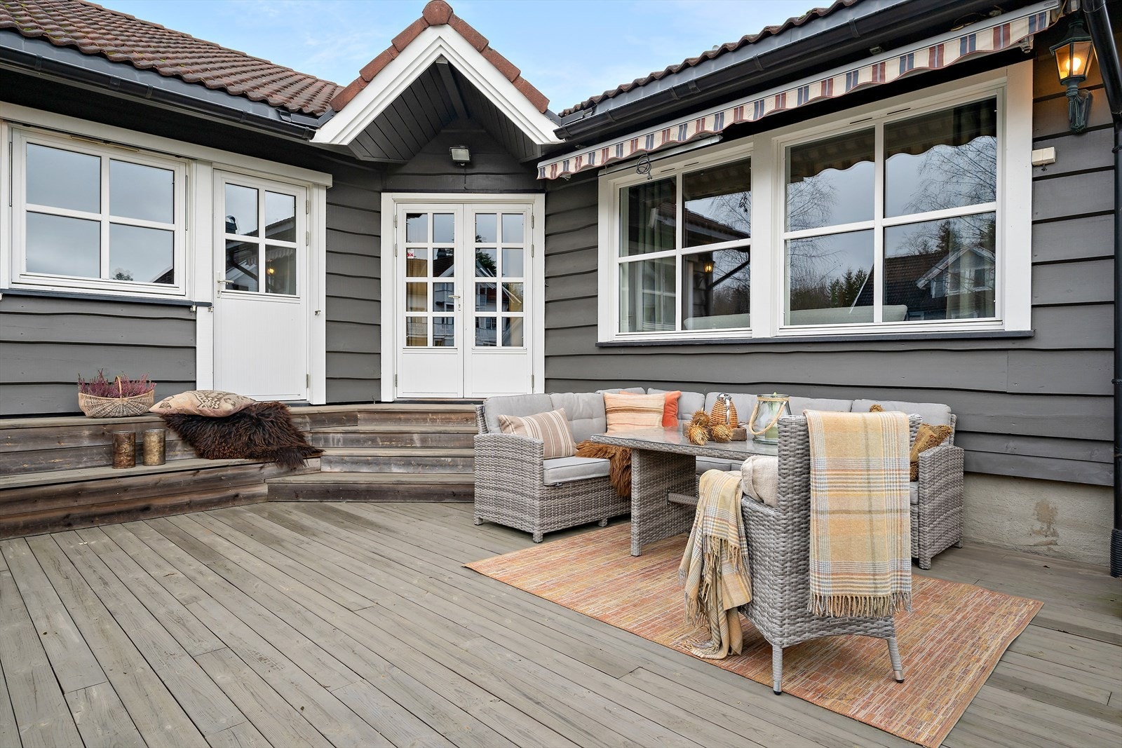 Terrassen rundt deler av boligen måler 60m2 Galleribilde