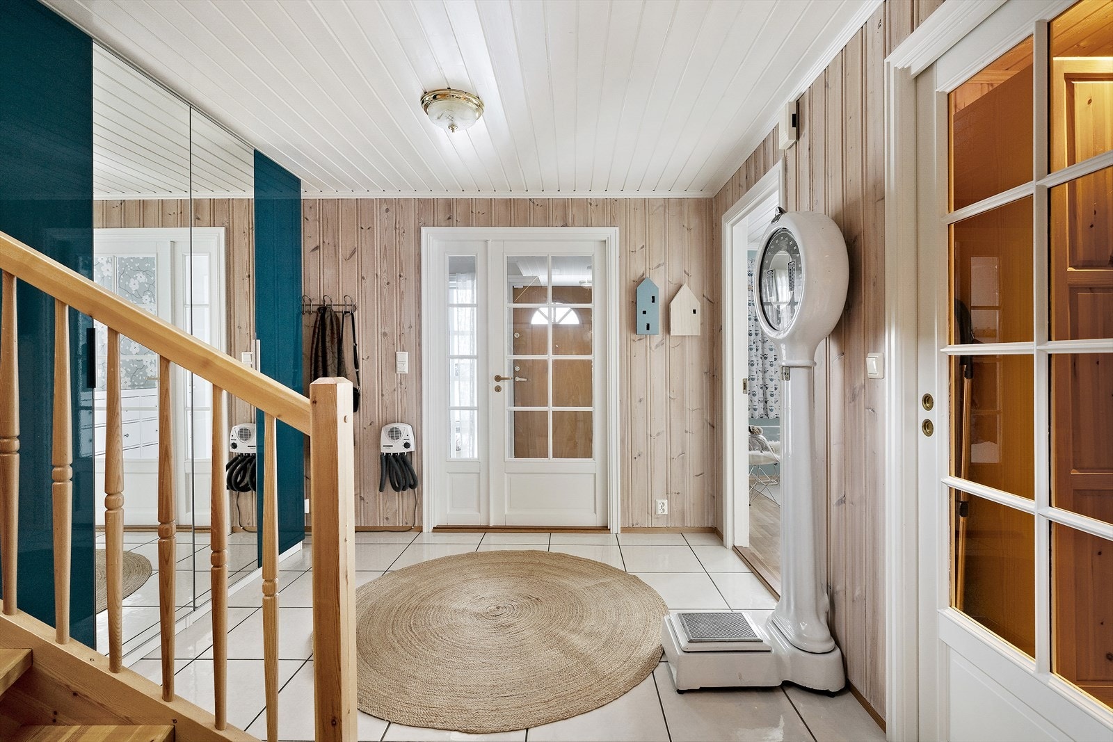 Romslig og lys entre med flislagt gulv og god adkomst til boligens øvrige rom. Galleribilde