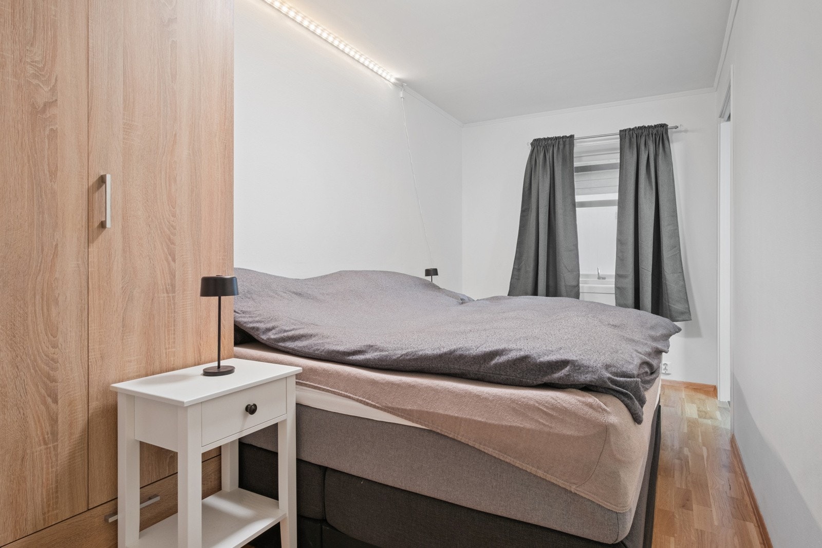 Romslig hovedsoverom på 11m² med god plass til dobbeltseng og garderobeskap. Galleribilde