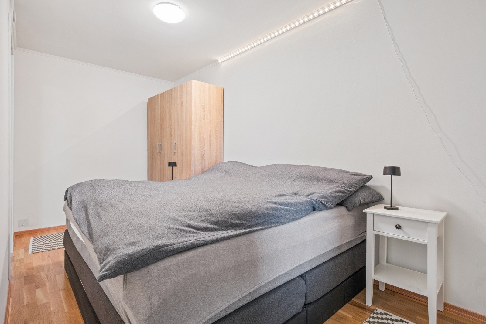 Rommet har en praktisk utforming med to skyvedører på hver sin side av rommet. Galleribilde