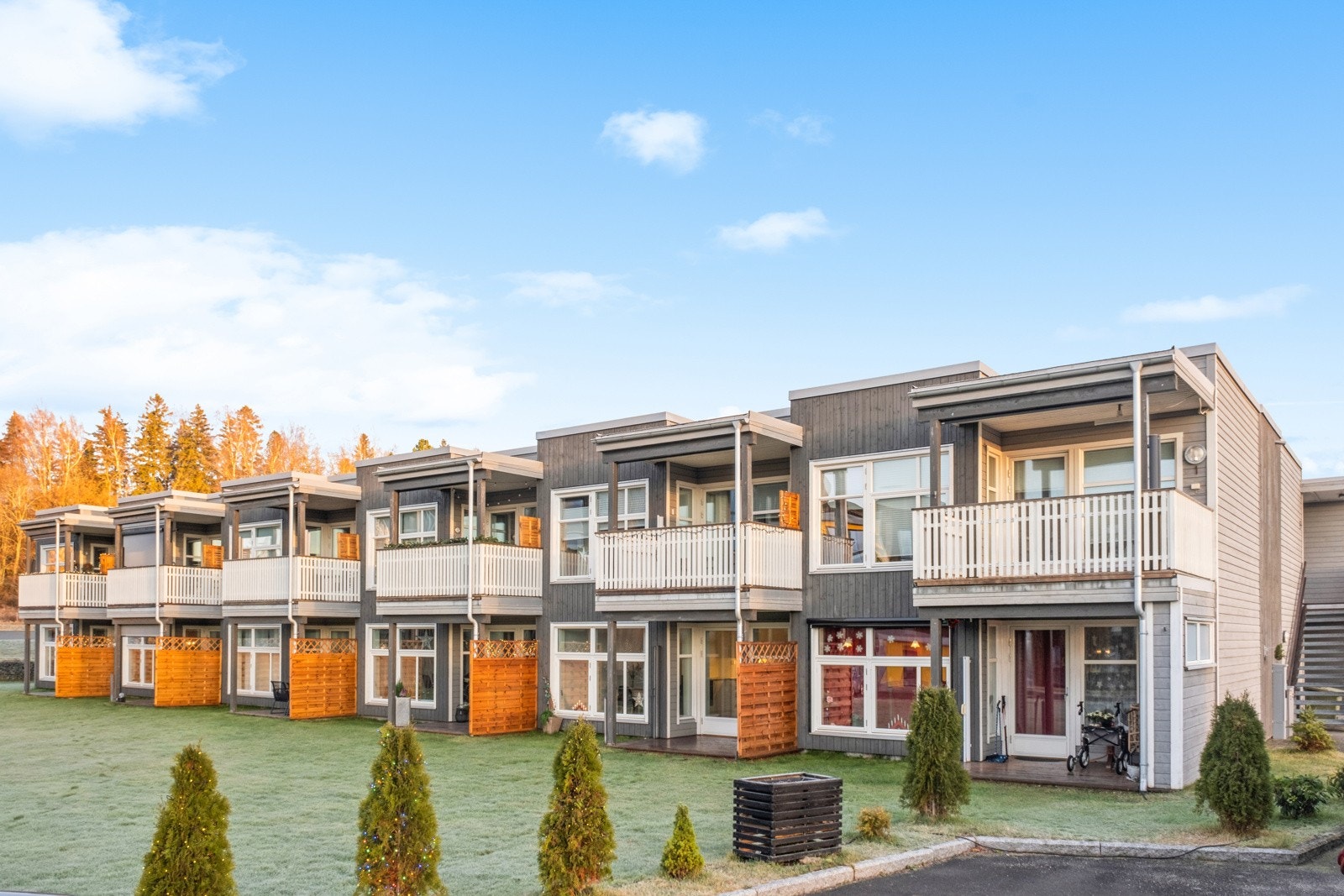 Attraktiv beliggenhet med nærhet til dagligvarebutikk, legesenter, Trønderhallen og offentlig kommunikasjon. Galleribilde