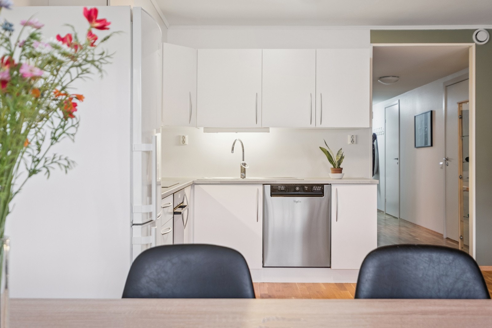 Moderne kjøkken med god skap- og benkeplass. Galleribilde