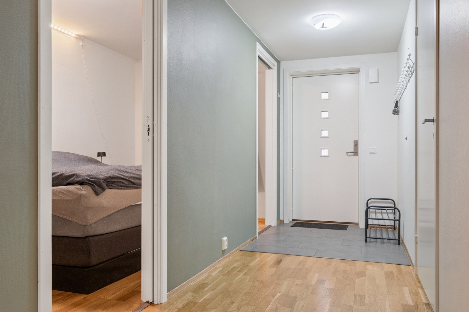 Leiligheten har flislagt inngangsparti. Galleribilde