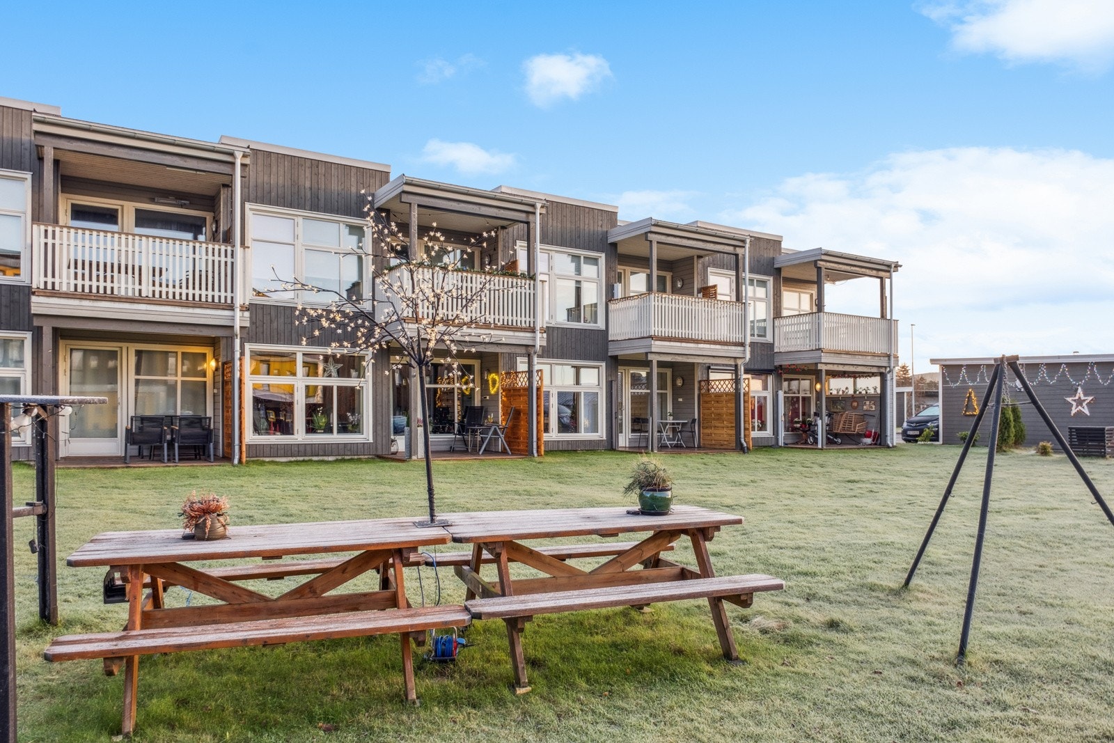 Pent opparbeidet uteområde med sittegrupper og felles grillhytte for beboerne. Galleribilde