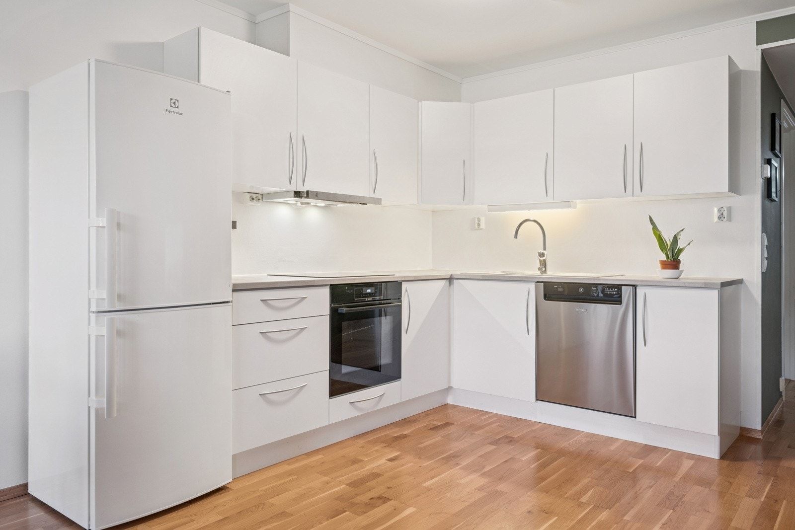 Kjøkkenet har integrert oppvaskmaskin, stekeovn og induksjonstopp. Galleribilde