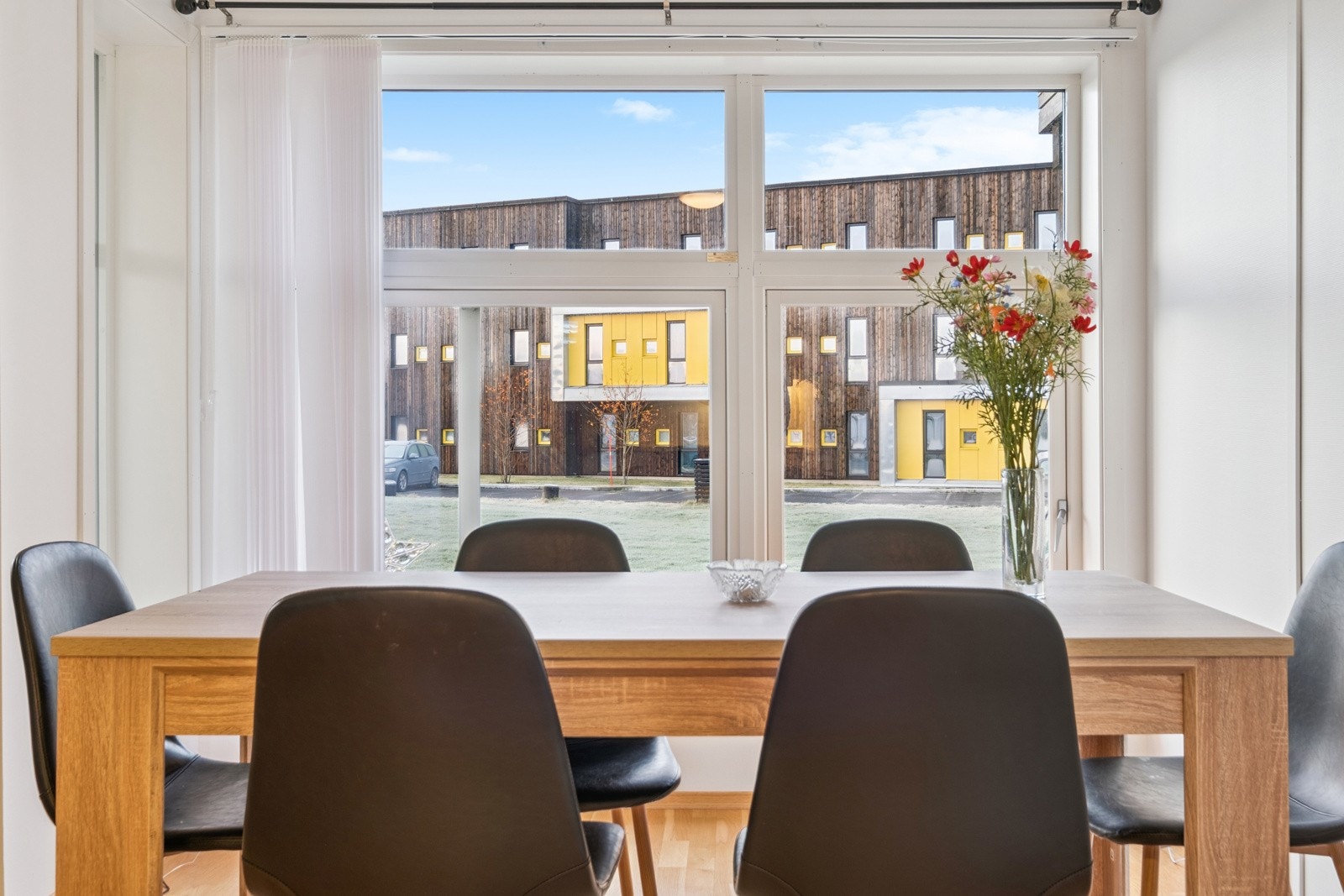 Fra spisestuen har du utsikt mot fellesarealet. Galleribilde