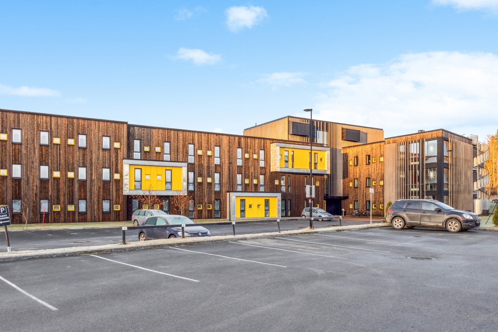 Leiligheten disponerer en oppstillingsplass og det er felles ladepunkt for elbil. Galleribilde