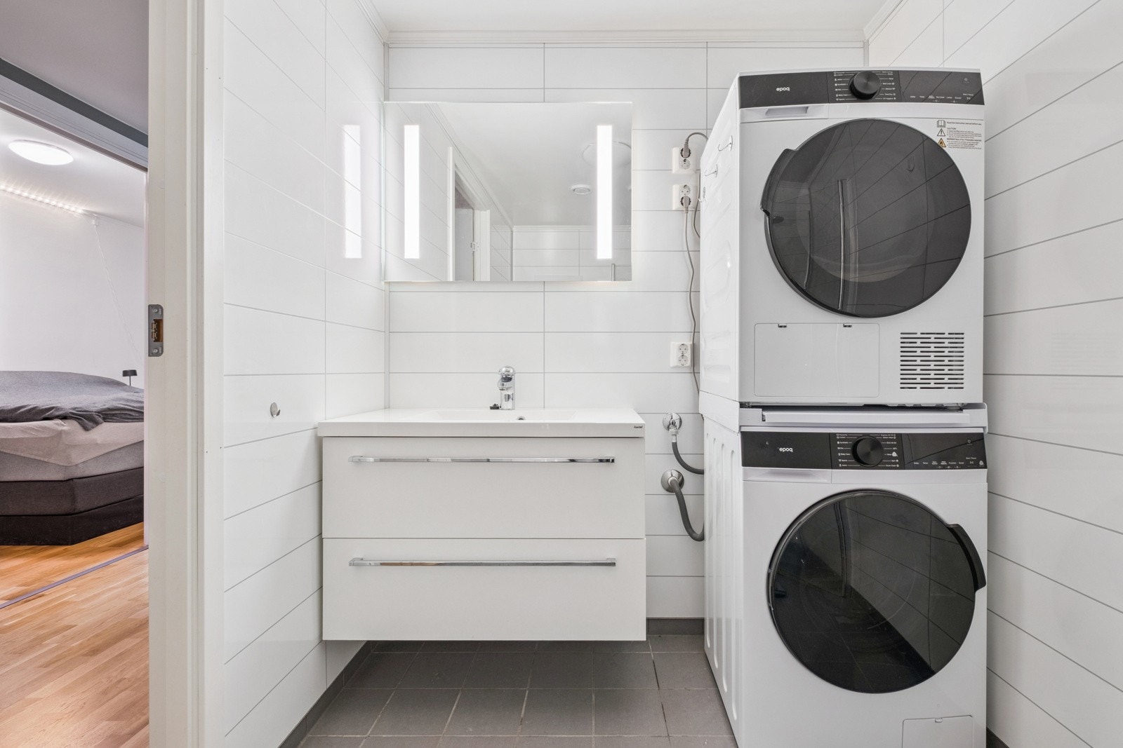 Badet har opplegg til vaskemaskin og varmekabler i gulvet. Galleribilde