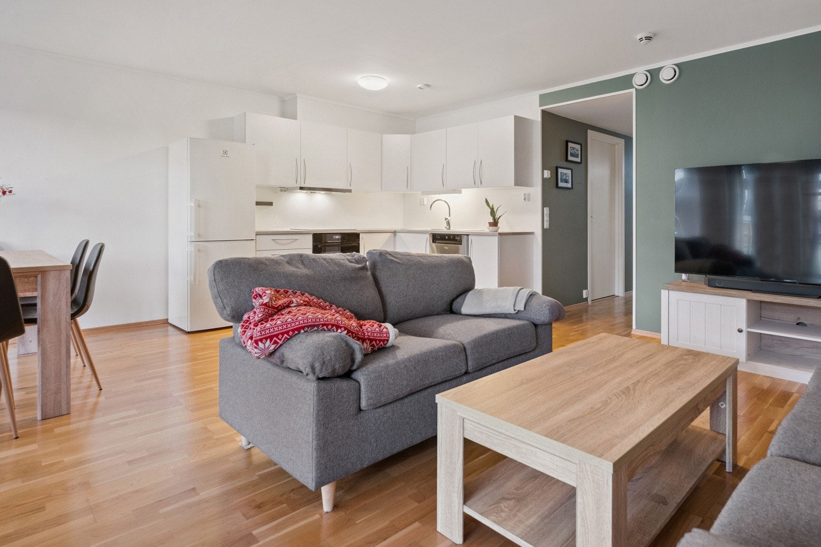 Stuen har gode møbleringsmuligheter med plass til både sofagruppe og spisebord. Galleribilde