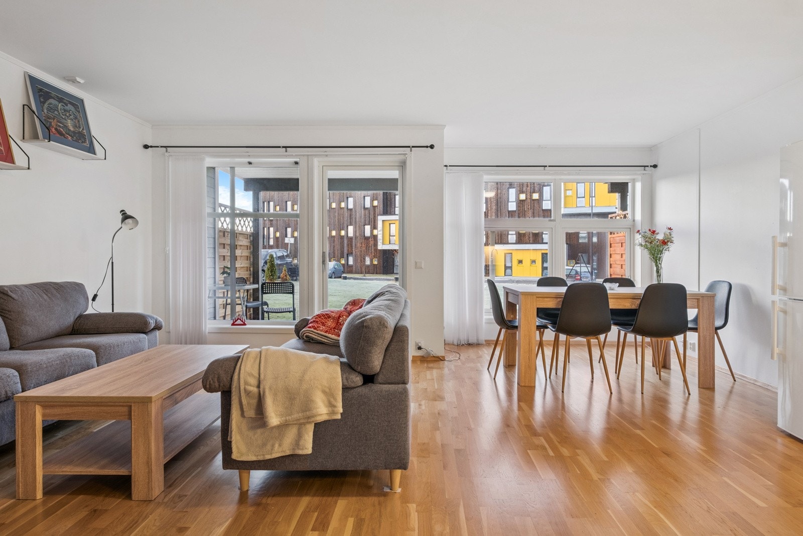 Lys og romslig stue med store vindusflater som gir godt med naturlig lys. Galleribilde