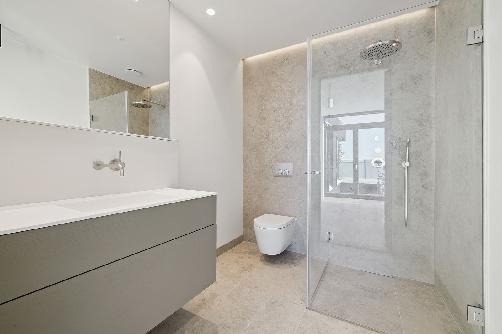 Pent flislagt bad. Galleribilde