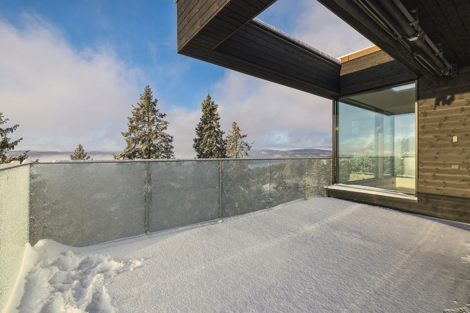 Romslig terrasse. Galleribilde