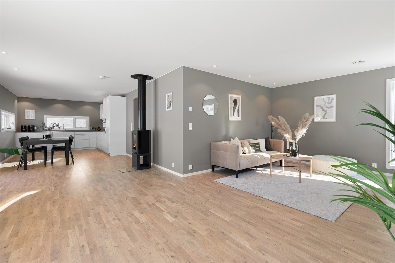 Stuen og kjøkkenet utgjør et stort allrom, som gir en luftig og sosial atmosfære. Galleribilde