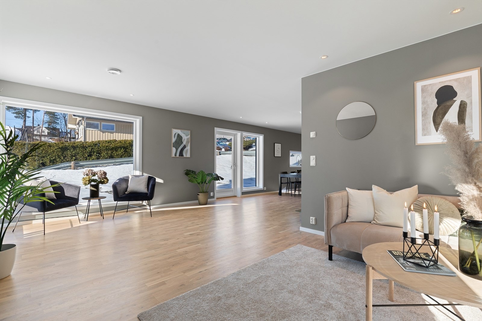 Velkommen til Lysakerveien 22A! - Store vindusflater slipper inn rikelig med naturlig lys og gir utsyn mot omgivelsene. Galleribilde