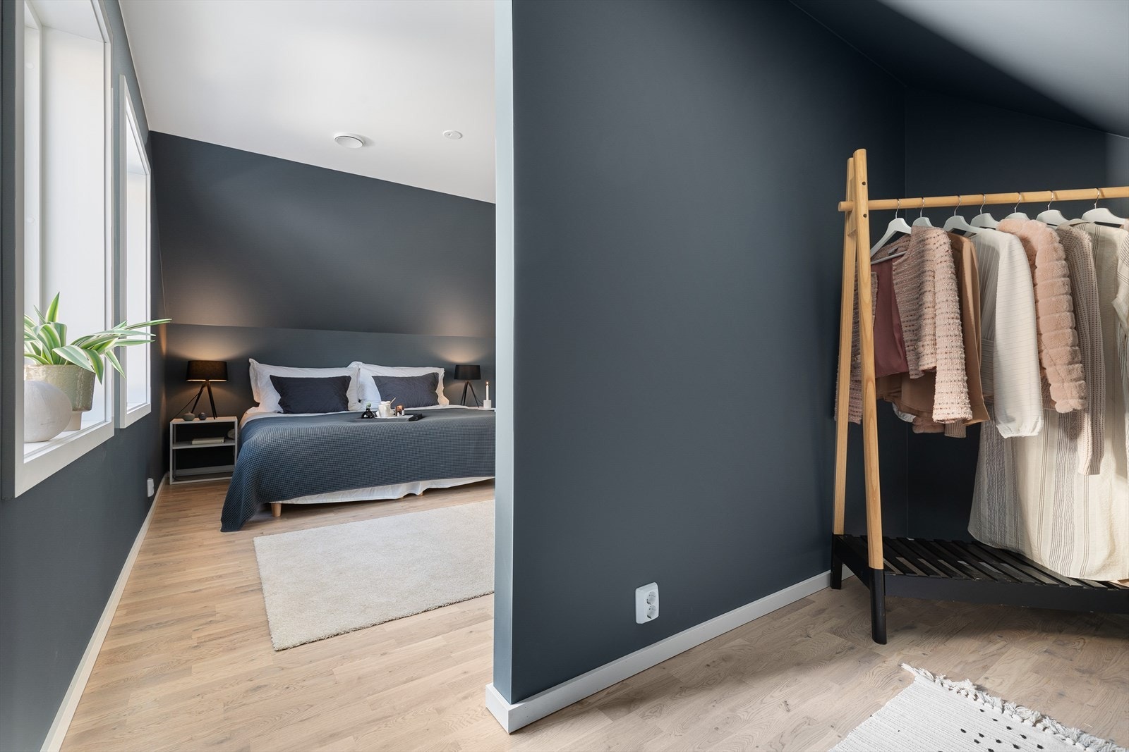 I direkte tilknytning til hovedsoverommet finner man en praktisk walk-in-garderobe. Galleribilde