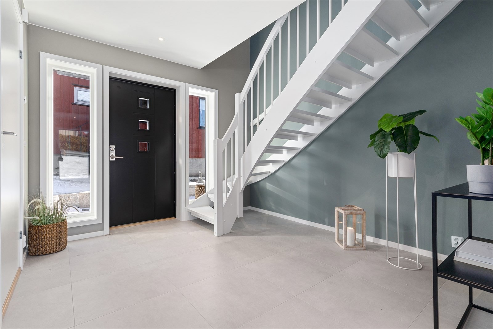 En lys og romslig entré med slitesterke gulvfliser ønsker velkommen inn. Galleribilde