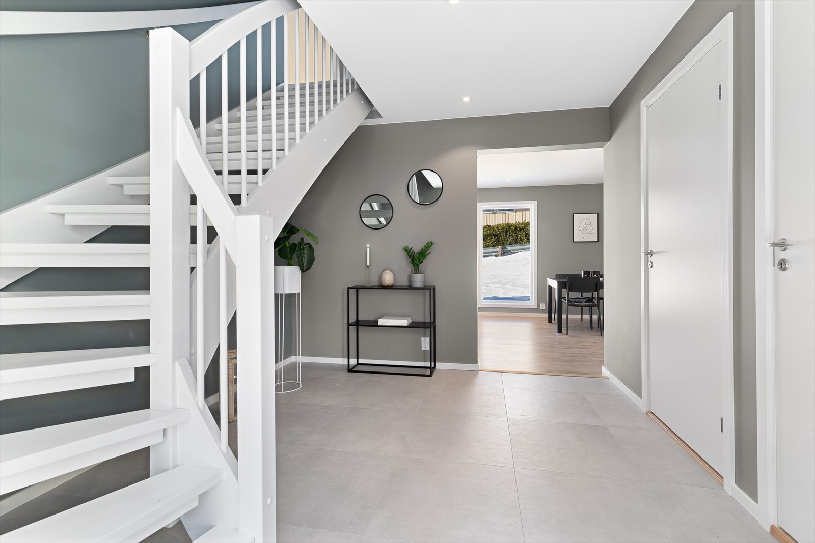 Fra hallen fører en hvitmalt trapp opp til andre etasje. Galleribilde