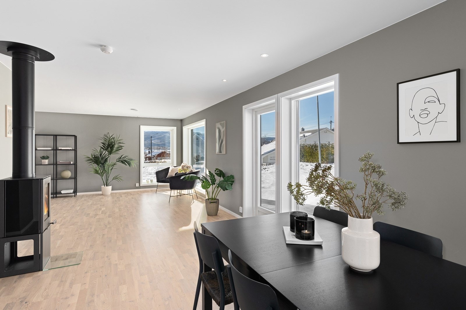 I overgangen mellom stue og kjøkken er det god plass til et langbord for sosiale sammenkomster. Galleribilde