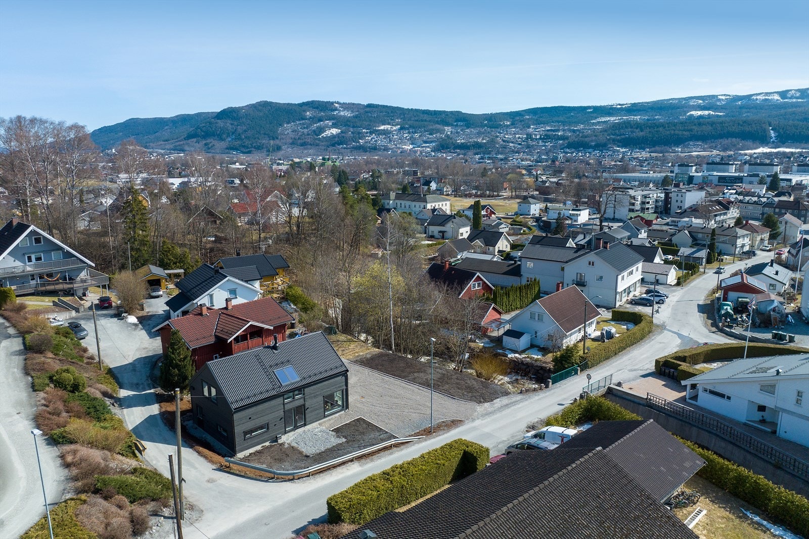 Boligen har en fin beliggenhet med gode solforhold. Galleribilde