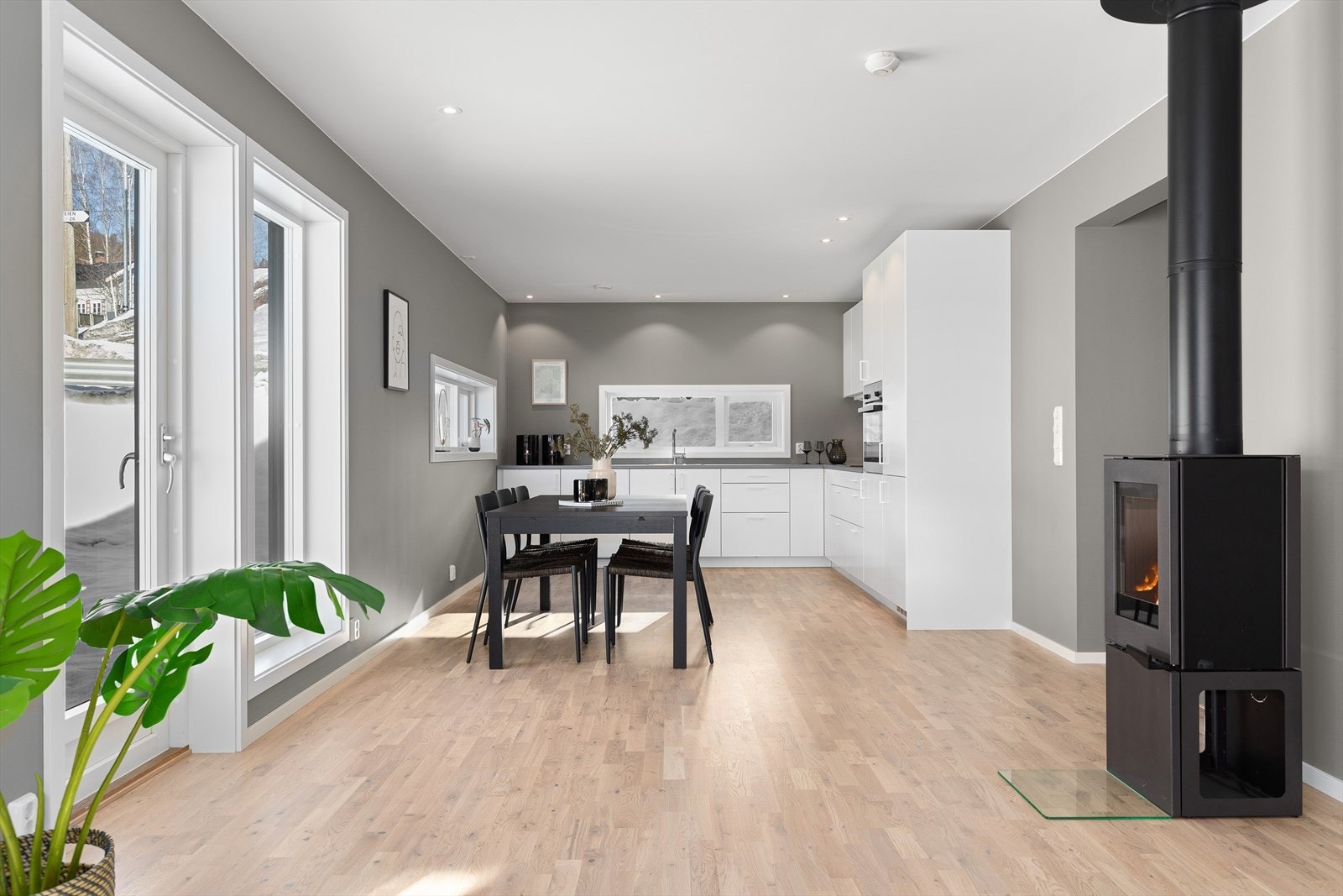 Den åpne løsningen mellom stue og kjøkken gir god plass til både sofagruppe og spisebord. Galleribilde