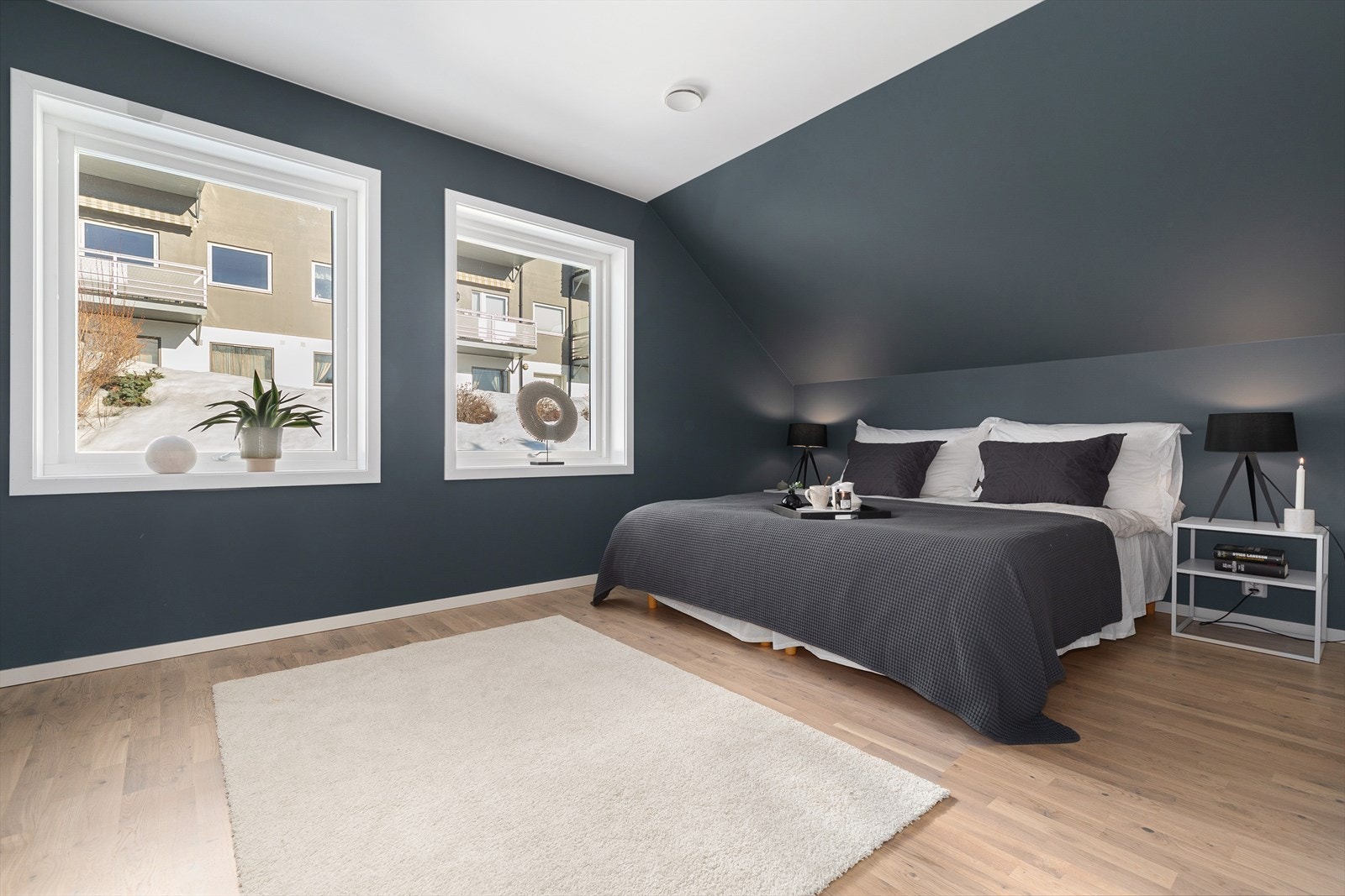 Hovedsoverommet er romslig med plass til dobbeltseng og tilhørende møblement. Galleribilde