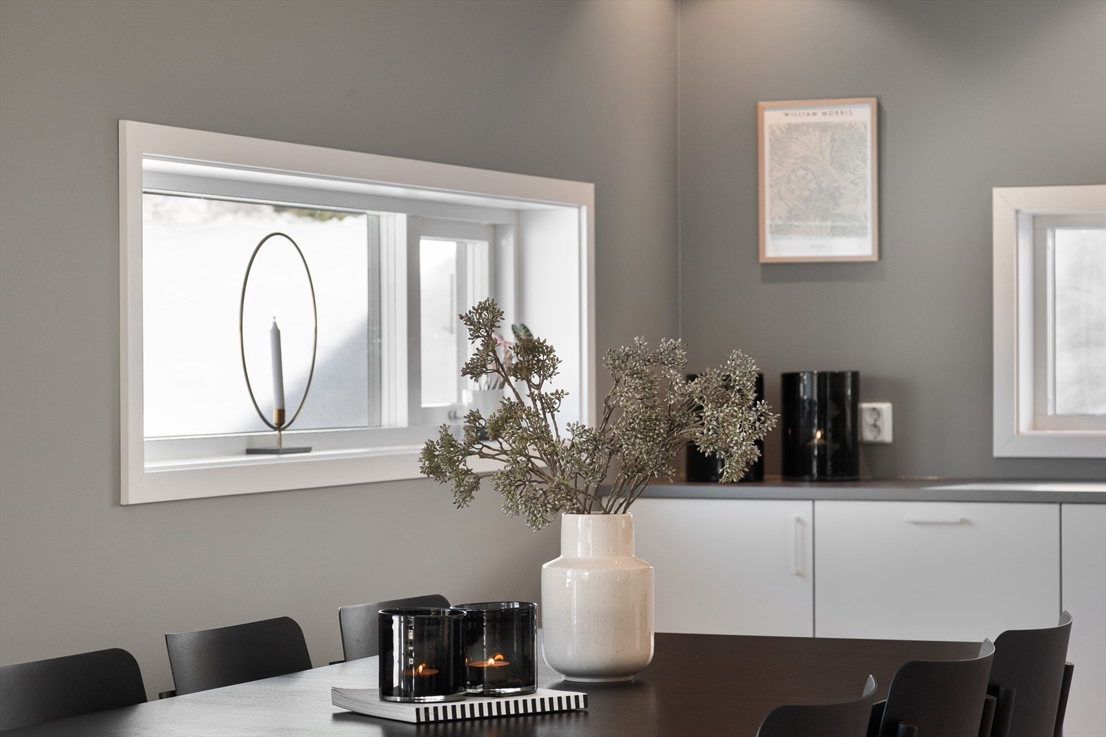 Downlights i taket gir god og jevn belysning over arbeidsflatene. Galleribilde