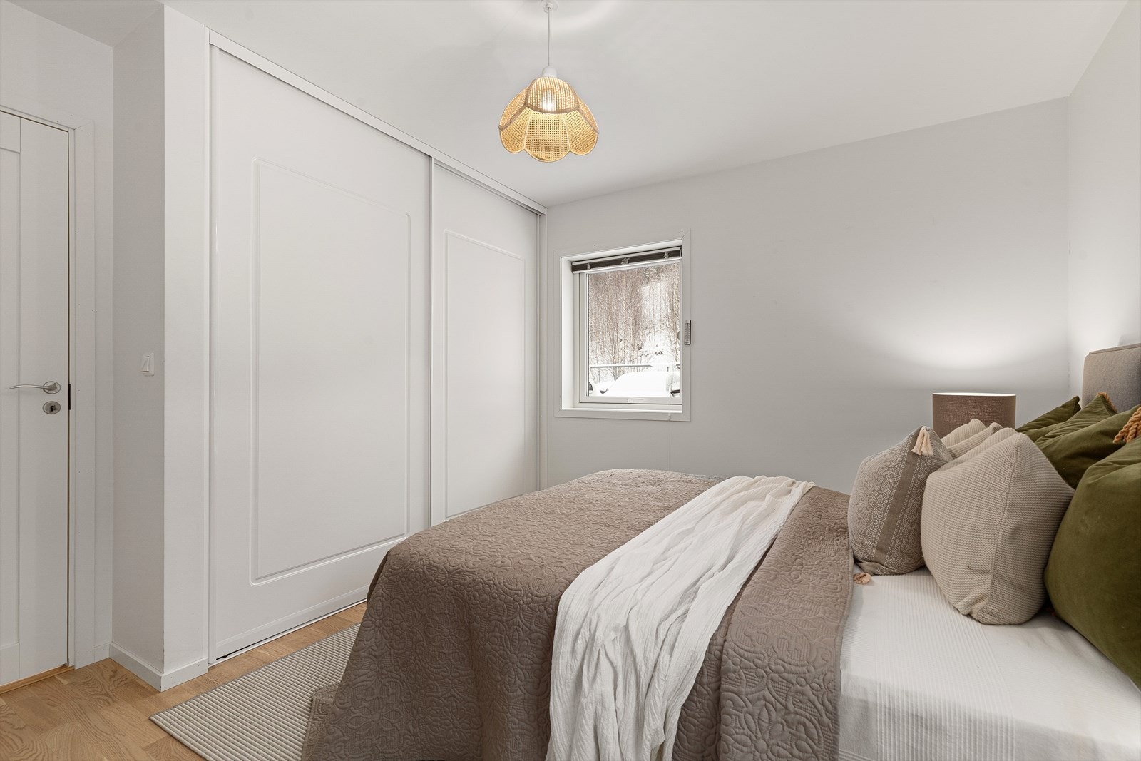 Det andre soverommet har direkte adkomst til innvendig bod/walk-in closet, som gir gode oppbevaringsmuligheter. Galleribilde