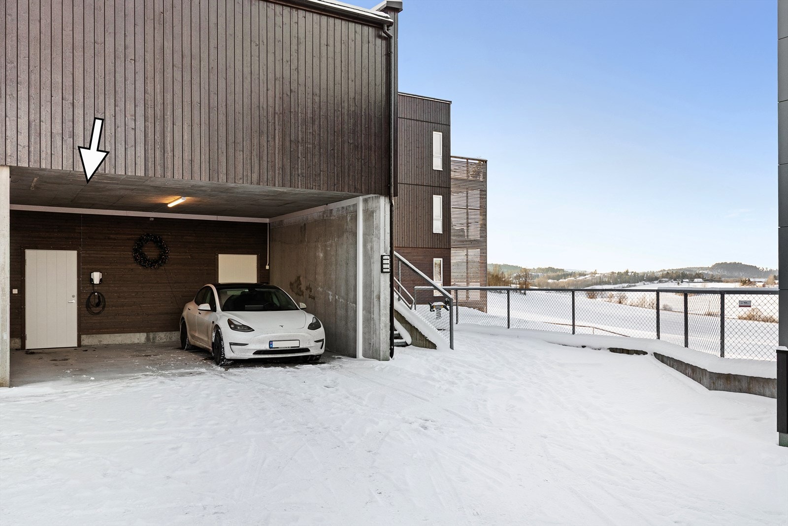 Parkering i carport med elbil lader. Galleribilde