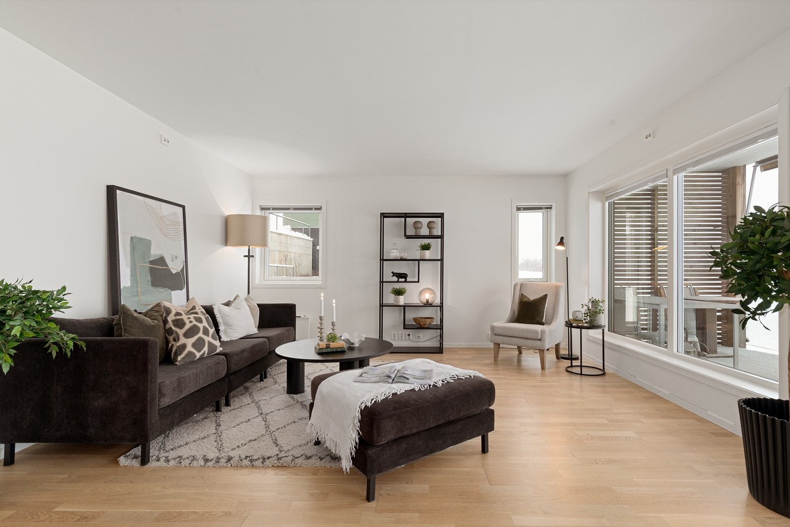 Store vindusflater gir rikelig med naturlig lys og bidrar til en åpen og luftig romfølelse. Galleribilde