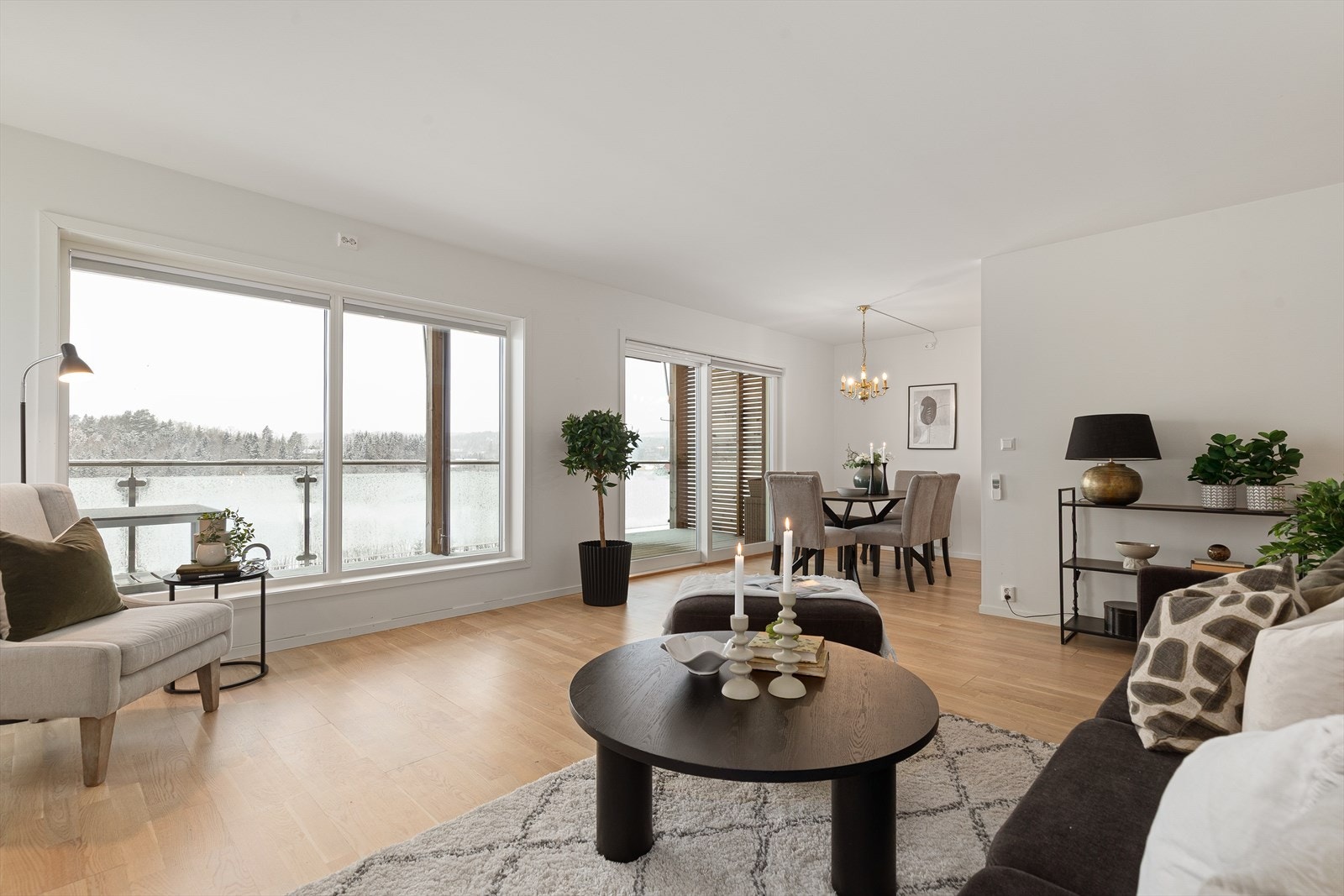 Stuen fremstår lys og innbydende med parkett på gulv og malte vegg- og himlingsflater i lyse, tidsriktige fargetoner. Galleribilde