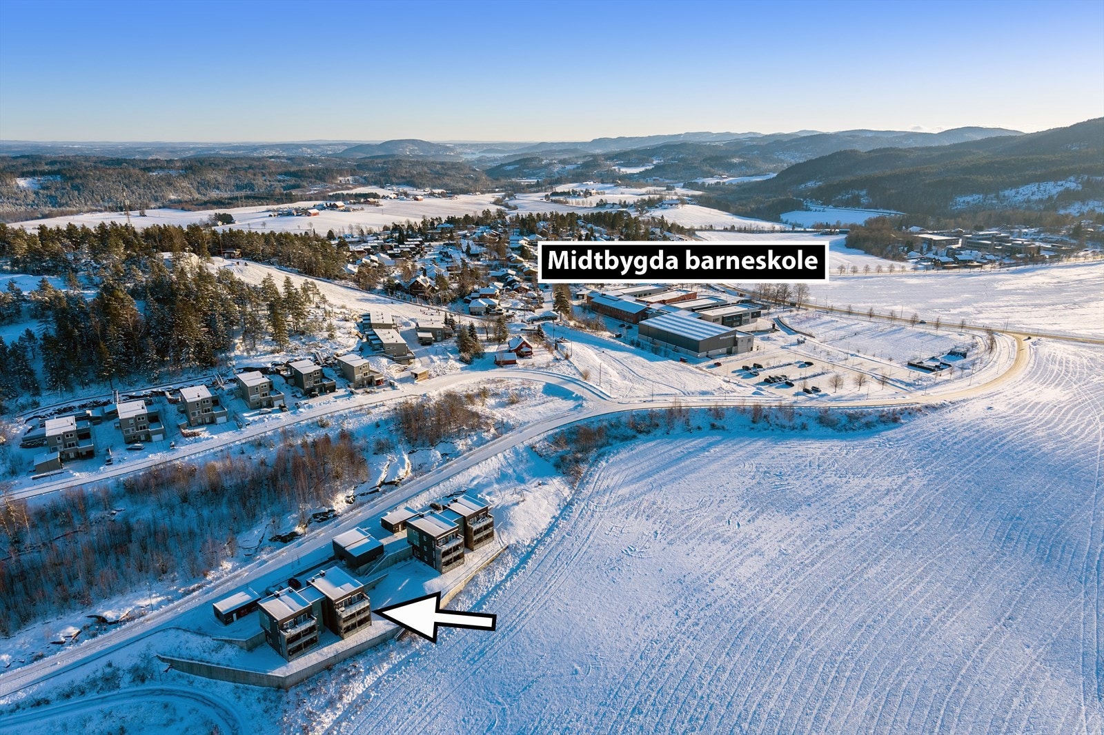 Ved Midtbygda skole er det tilrettelagt med kunstgressbane, ballbinge og skaterampe, og Røykenhallen fungerer som en moderne flerbrukshall for blant annet håndball. Galleribilde