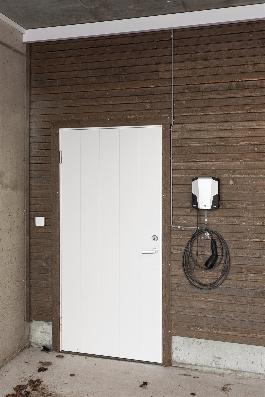 Egen biloppstillingsplass i felles carport med elbillader tilkoblet leilighetens strømmåler. Ingen abonnement. I tillegg er det gjesteparkering. Galleribilde