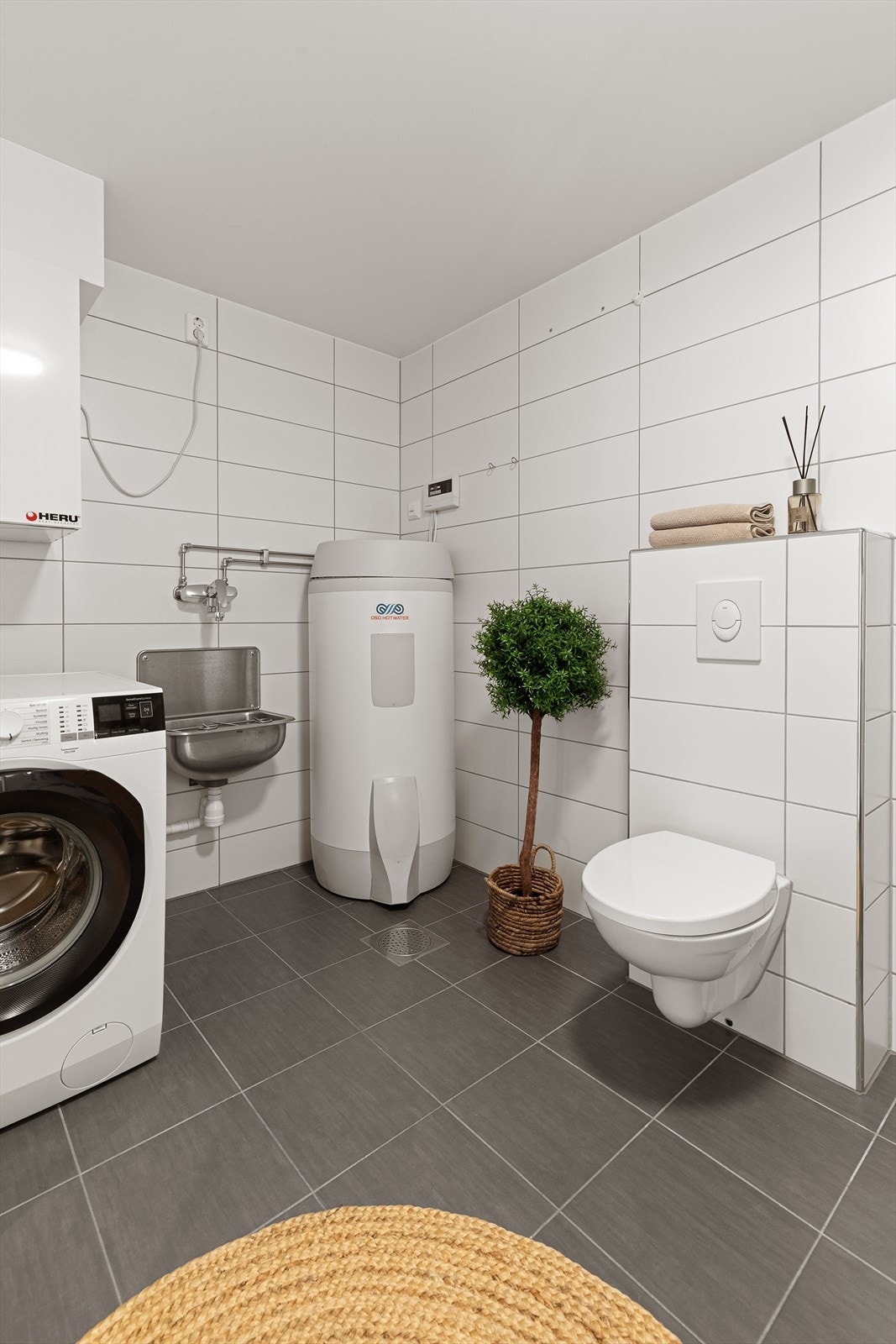 Det er opplegg for vaskemaskin, egen vaskekum, og her er både varmtvannsbereder og ventilasjonsanlegg plassert. Galleribilde