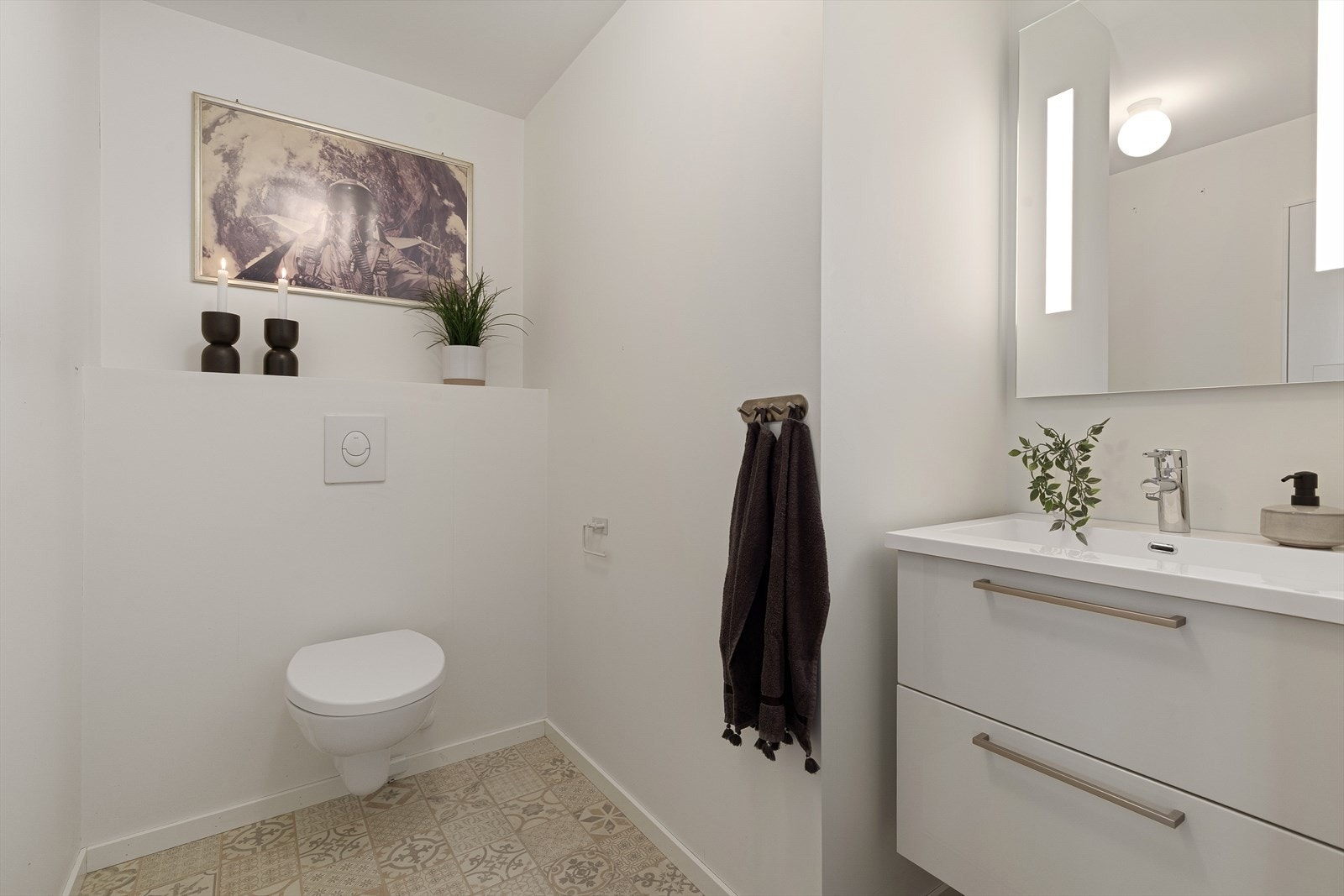 Praktisk WC-rom med vinylbelegg på gulv og malte overflater på vegger og himling. Galleribilde