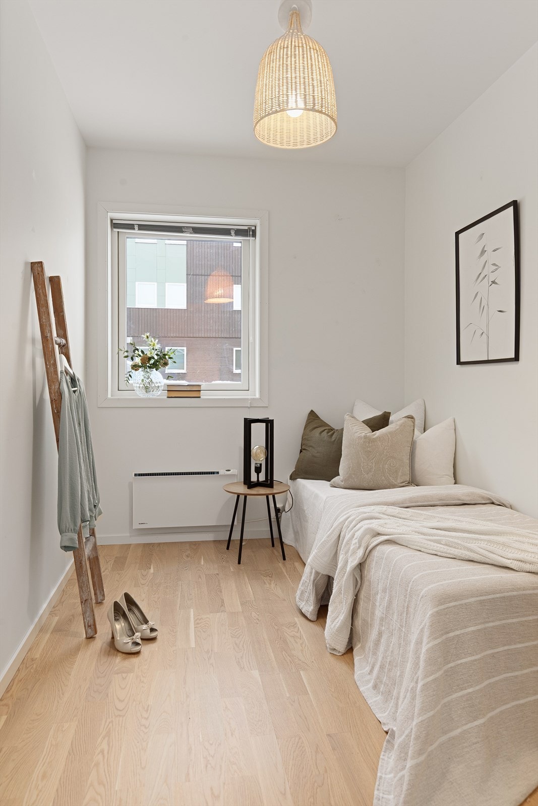 Begge soverom er utstyrt med panelovner og har gode lysforhold. Leiligheten hadde opprinnelig tre soverom. Se pkt om ferdigattest. Galleribilde